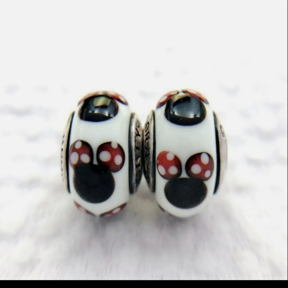 1 Disney pandora charm IF BUY 6 OR MORE CHARMS GET A DISCOUNTS